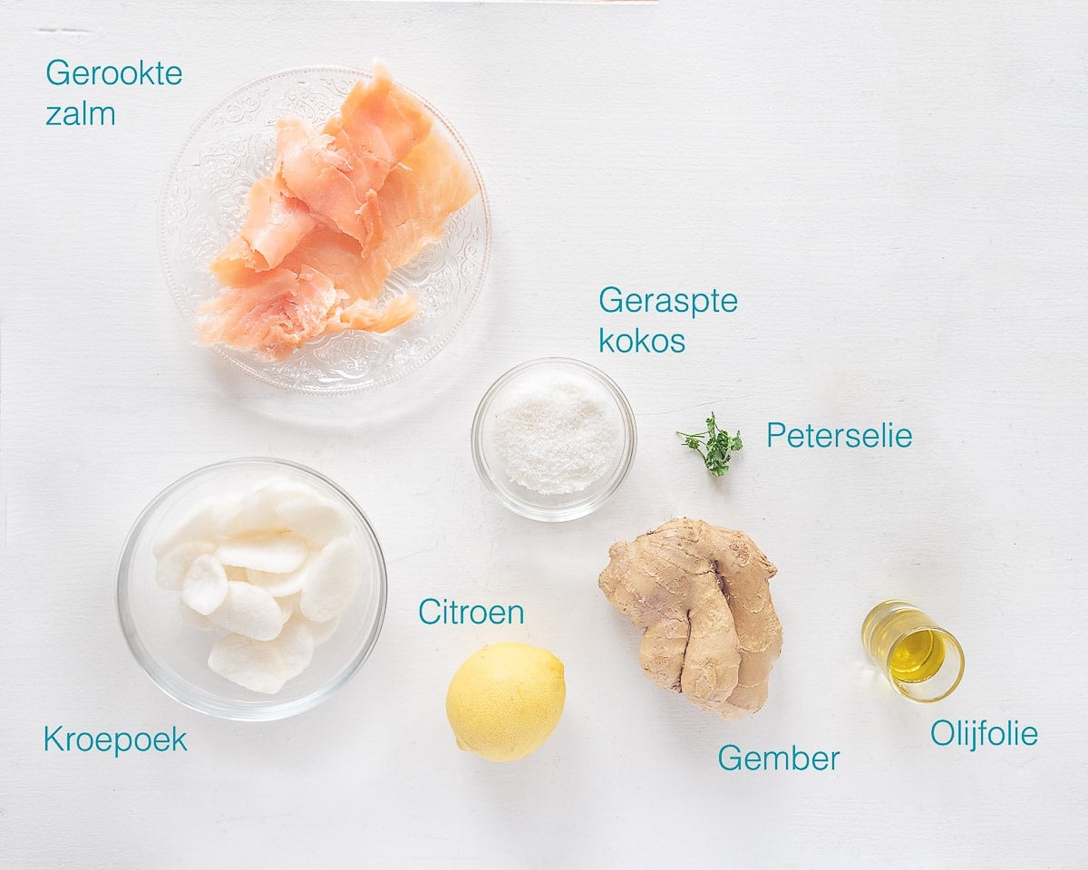 Ingrediënten Eenvoudig Hapje met Gerookte Zalm individueel gelabeld op een witte ondergrond