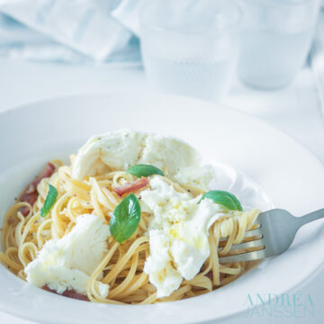 een wit bord met miso spaghetti, spekjes en mozzarella