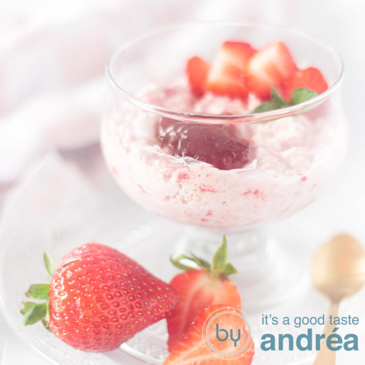 Vierkante foto van aardbeien mousse met havermout in een glas met een topping van verse aardbeien (die liggen er ook voor).