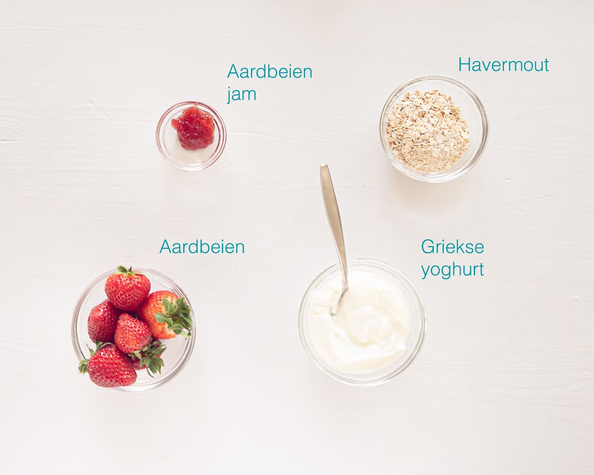 Ingrediënten Smoothiebowl met Aardbeien op een witte ondergrond met tekst