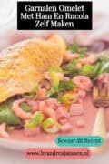Een omelet gevuld met garnalen, ham en rucola. Een tekst bovenin: garnalen omelet met ham en rucola zelf maken