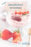 Een glas op voet gevuld met aardbeien smoothie, jam en aardbeien. Een text overlay beschrijft het recept