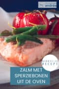 Een wit bakpapier met een moot zalm, sperziebonen en gestoofde tomaten. Een tekst: makkelijk recept, zalm met sperziebonen uit de oven