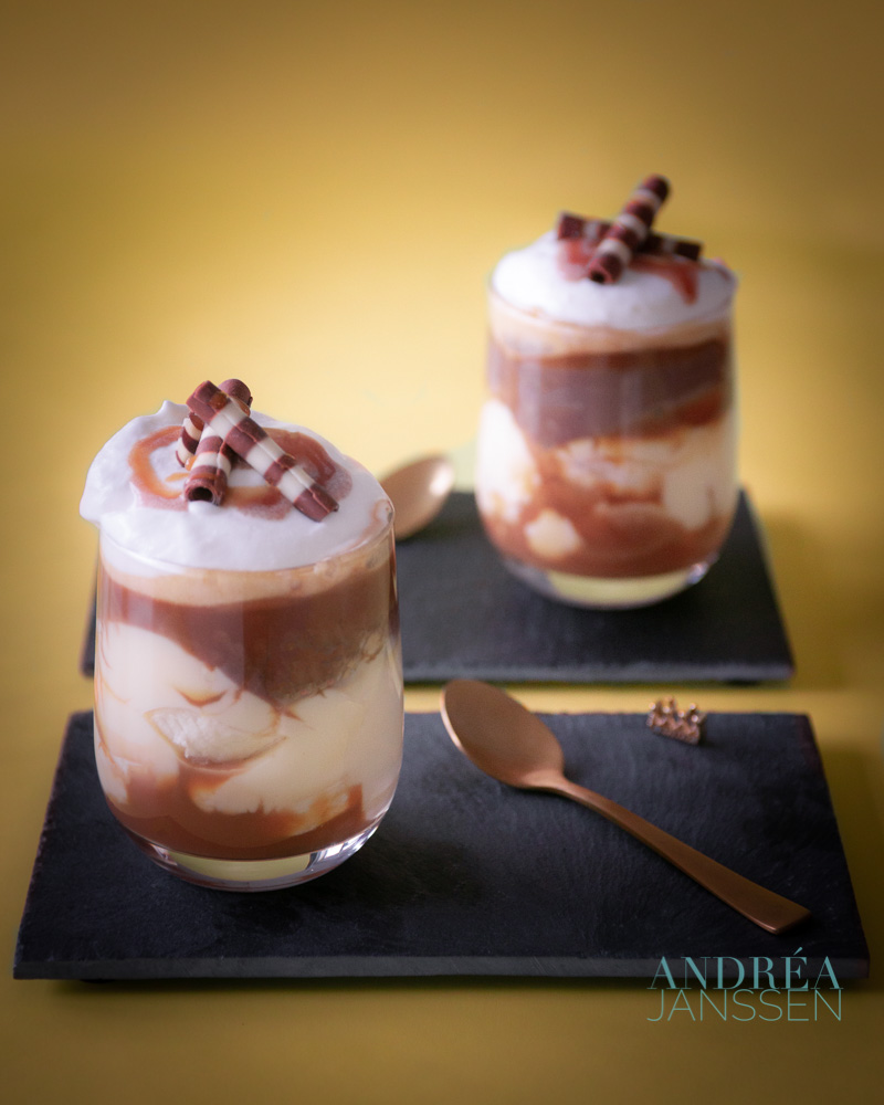 twee glaasjes met Vanille chocolade cappuccino banoffee-bewerkt