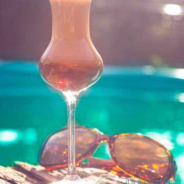 Een glas met Amarula cocktail bij het zwembad