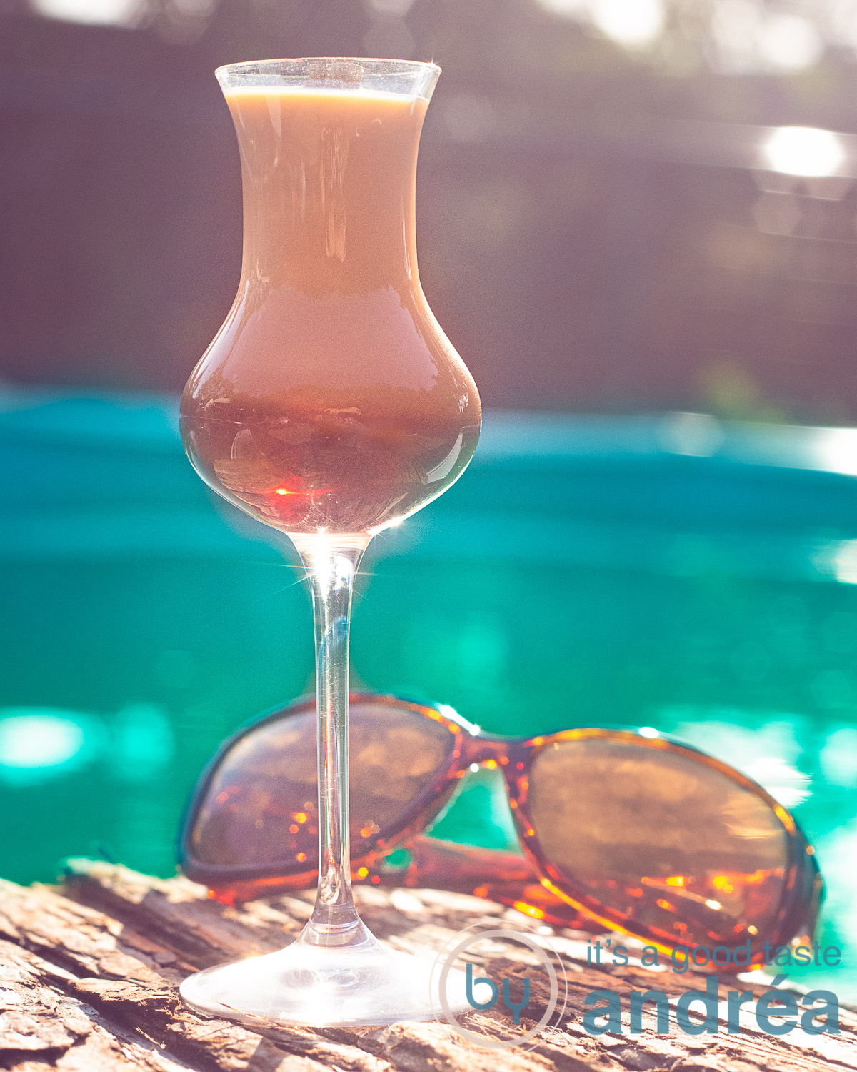 Een glas met Amarula cocktail bij het zwembad