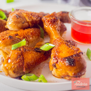 Gebakken kipdrumsticks in ketjapsaus met bosui en chilisaus