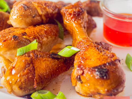 Gebakken kipdrumsticks in ketjapsaus met bosui en chilisaus