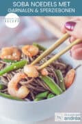 Een deel van een witte schaal met noedels, sperziebonen en garnalen. Een tekst: makkelijk recept, soba noedels met garnalen & sperziebonen