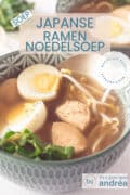 Een groene kom gevuld met ramen, gekookte eieren, noedels, kip, tauge en paksoi. Bovenin een text overlay: Japanse Ramen Noedelsoep, soep, makkelijk recept, wereldkeuken