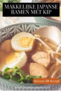 Een deel van een groene kom gevuld met Japanse Udon Noedelsoep, kip, eieren, tauge. Een tekst: makkelijke Japanse ramen met kip