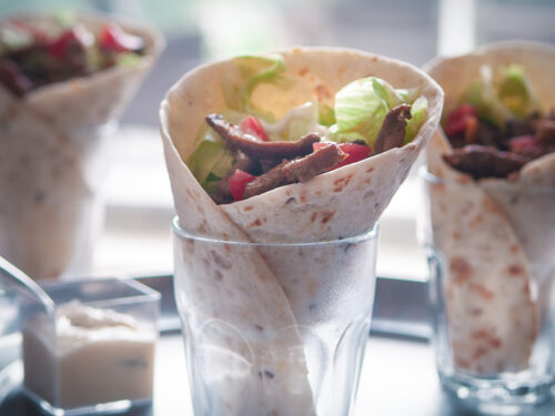 3 glazen met daarin Shoarma wraps