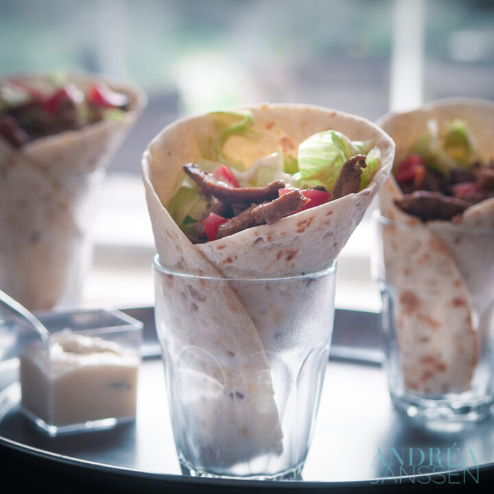 3 glazen met daarin Shoarma wraps