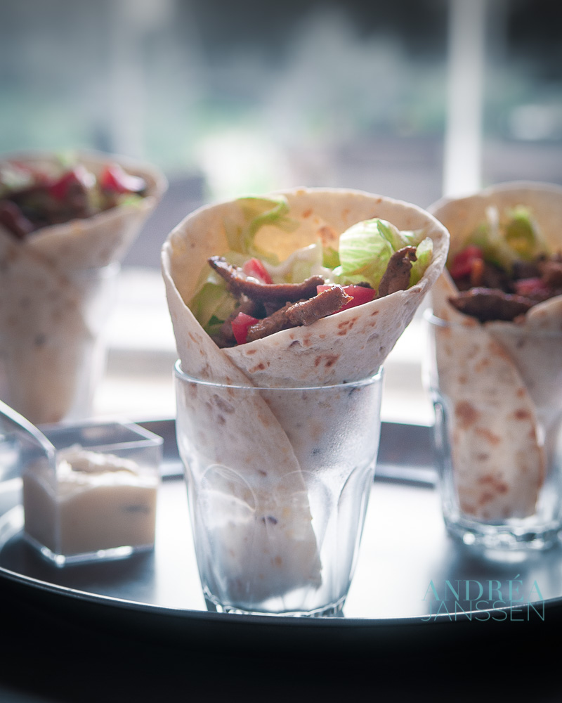 3 glazen met daarin Shoarma wraps