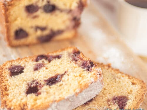 Een vierkante foto van een cake met blauwe bessen en een kopje koffie