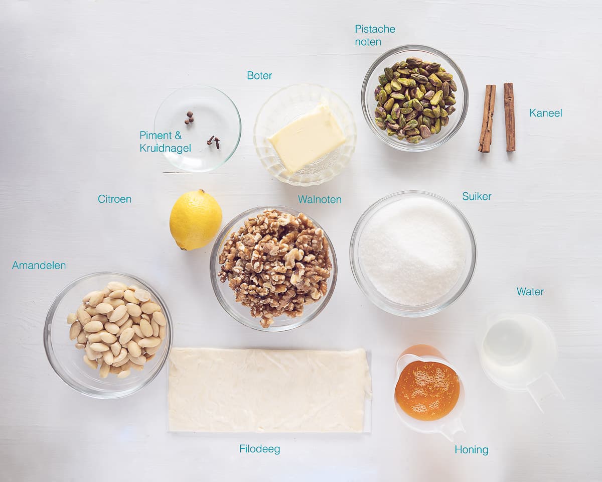 Ingrediënten Griekse Baklava met Filodeeg individueel gelabeld op een witte ondergrond