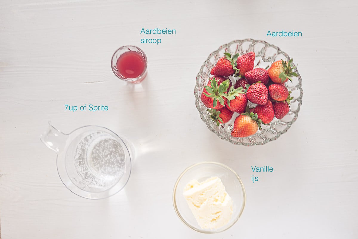 Ingrediënten Zelf Ice Cream Soda Maken op een witte ondergrond met een tekstbeschrijving