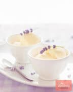 Twee schaaltjes met een bolletje lavendelijs met mascarpone op een wit schaaltje