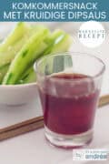 Een schaaltje met komkommer en een dipsaus in de voorgrond. Een tekst bovenin: Makkelijk recept, komkommersnack met kruidige dipsaus