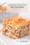 Een hoogtefoto met een stuk baklava op een wit bord. In de top een tekstoverlay Griekse baklava met filodeeg dessert makkelijk recept wereldkeuken