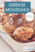 Een deel van een ovenschaal met moussaka. Een lepel schept een hap eruit Tet overlay: Griekse moussaka, makkelijk recept