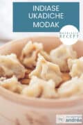 Een stoommandje gevuld met Ukadiche Modak. Een tekst Indiase Ukadiche Modak, makkelijk recept