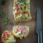 stokbrood met geitenkaas, ham en kruidenboter