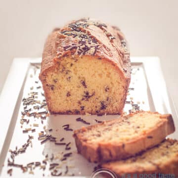 Een halve hagelslag cake op een wit bord, enkele plakjes en hagelslag eromheen gestrooid