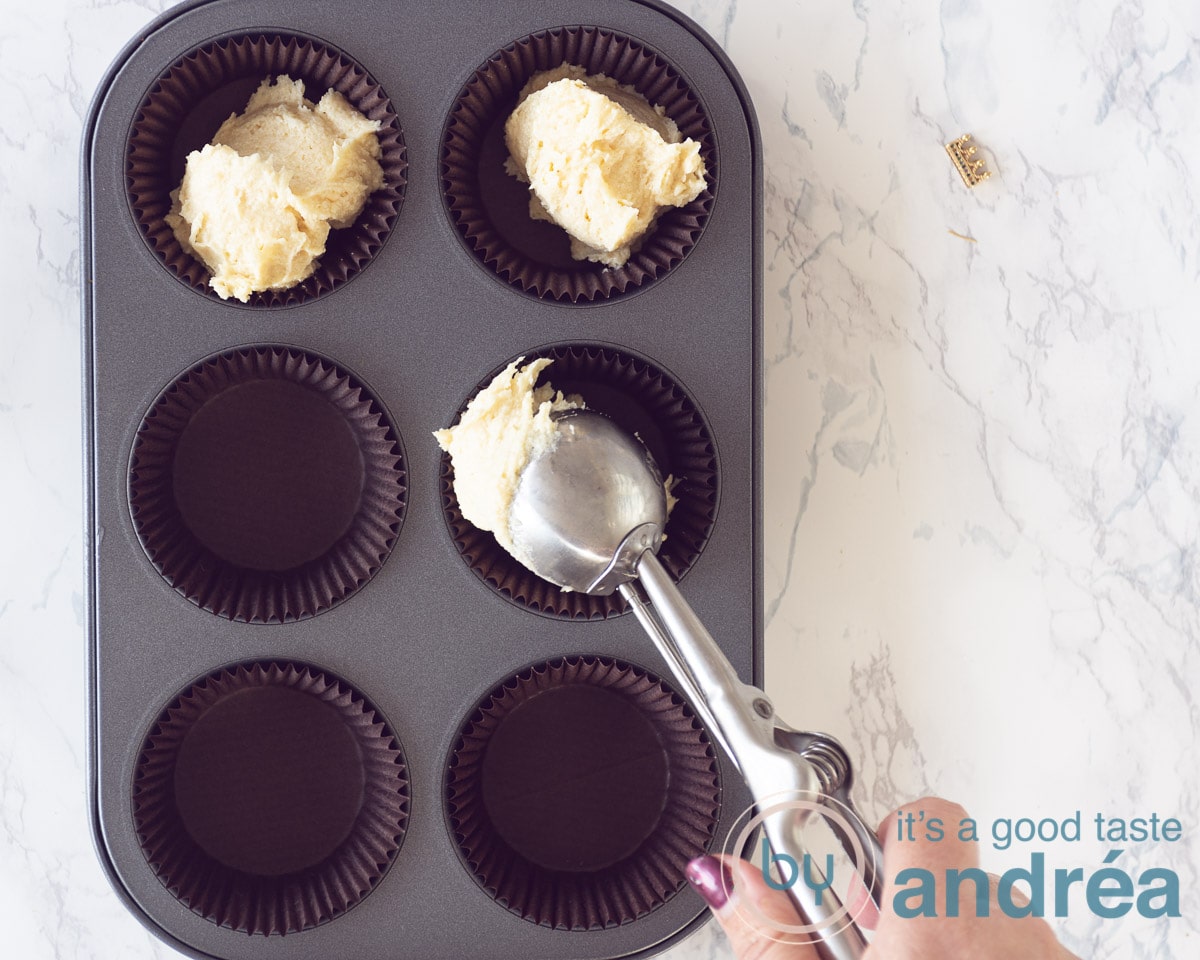 Schep het beslag in een muffinvorm