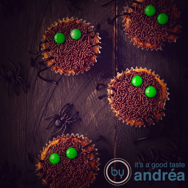 Een vierkante foto met 2 hele en 2 halve cupcakes die versierd zijn als spin