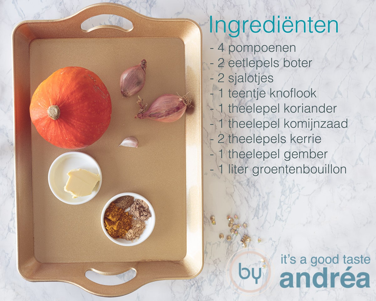 Ingredienten pompoensoep Halloween op een gouden dienblad links. Rechts een opsomming van de ingrediënten in tekst