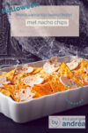 Een witte ovenschotel met kip, Mexicaanse kruiden en overdekt met nacho chips en kaas