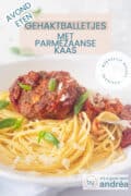 Een deel van een wit bord, gevuld met spaghetti en een gehaktbal met Parmezaanse kaas en salie in een tomatensaus. Een textoverlay: gehaktballetjes met Parmezaanse kaas, avondeten, makkelijk recept, Italiaans
