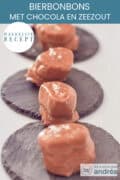 Bierbonbons met Fleur de sel op een leistenen onderzetter op een witte achtergrond. Een tekstoverlay bovenaan: Bierbonbons met Chocola en Zeezout, eenvoudig recept