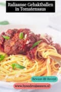 Een bord met gehaktballen in tomatensaus met spaghetti. Een tekst: Italiaanse gehaktballen met tomatensaus