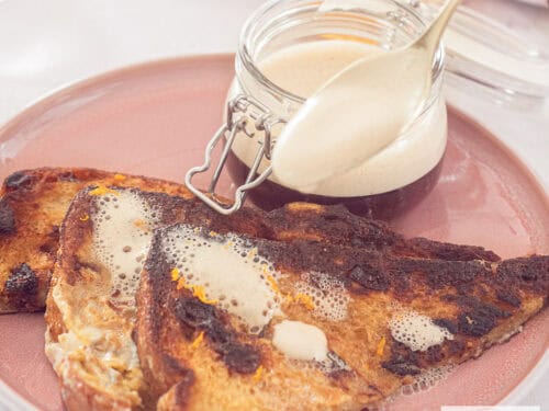 Een vierkante foto met drie halve sneetjes brood, gebakken als wentelteefje, met biersaus