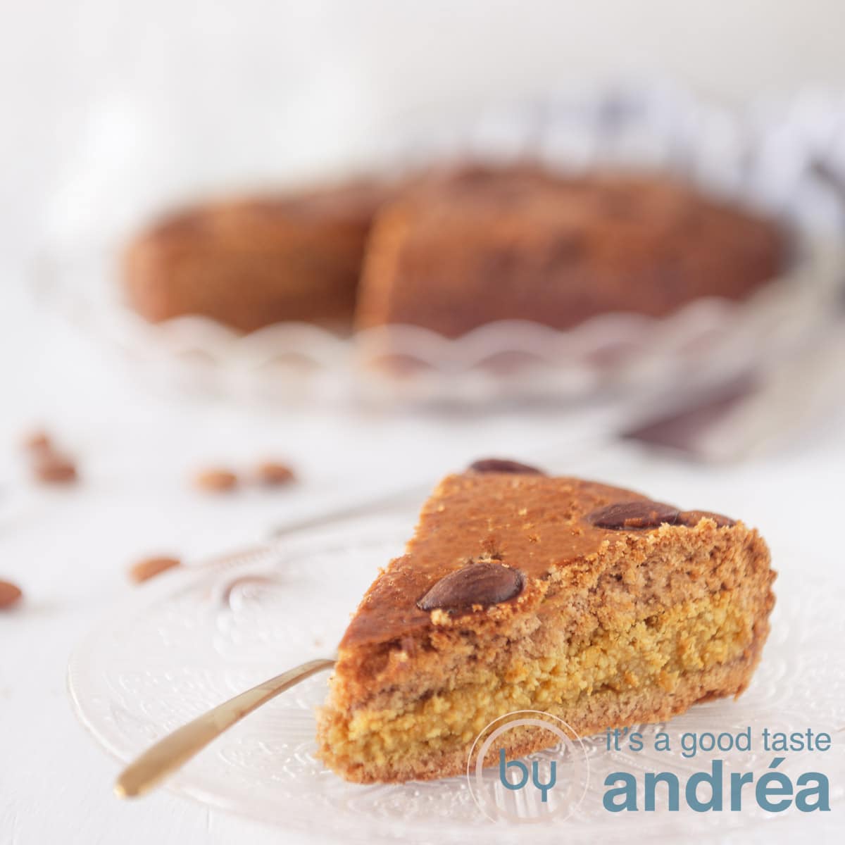 Een vierkante foto met een punt gevulde speculaas. De rest van de taart in de achtergrond. Een witte ondergrond