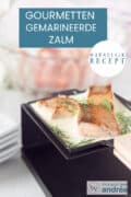Een deel van een gourmetschaaltje gevuld met roomsaus, dille en zalm. Een tekst: makkelijk recept, gourmetten gemarineerde zalm