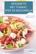 Een roze bord gevuld met spaghetti tomaat, spekjes en mozzarella, een vork neemt een hap. Een tekst:makkelijk recept, spaghetti met tomaat, spek en mozzarella
