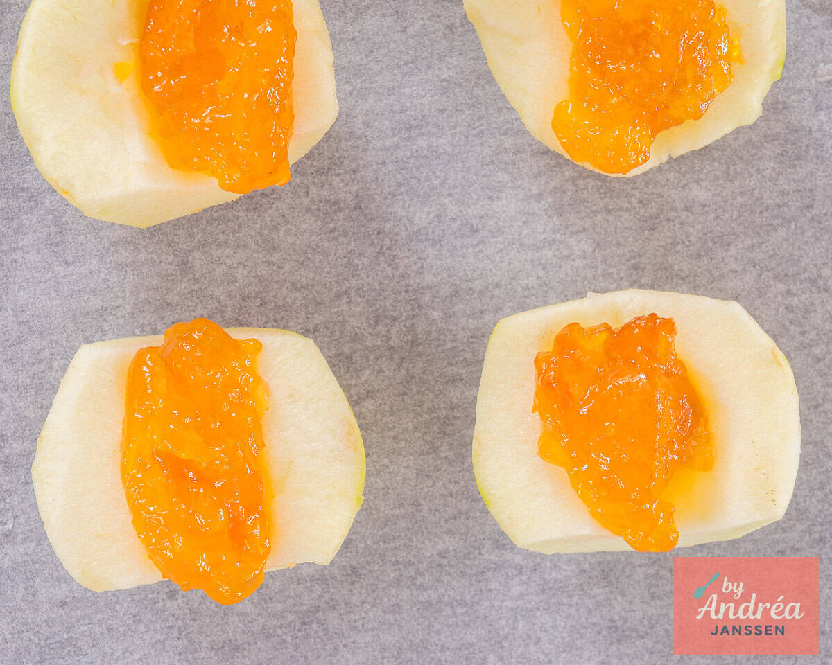 Halve appels gevuld met abrikozenjam