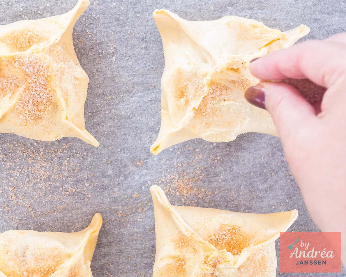 Bestrooien van de mini gebakjes met appel met suiker
