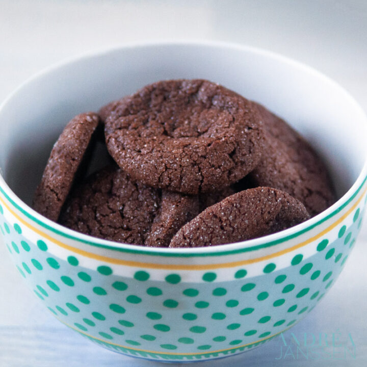 Heerlijke chocolade koekjes in een groen met geel schaaltje