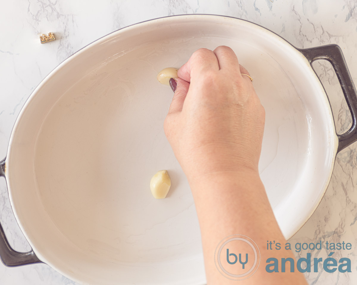 Bestrijk de ovenschaal met het halve teentje knoflook