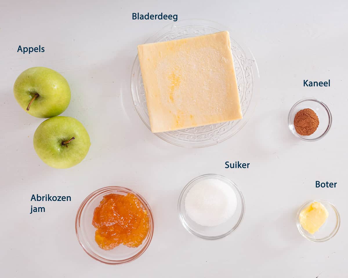 Ingredienten bolle appel buikjes op een witte ondergrond met tekstbeschrijving.
