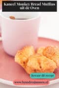 Een monkey bread muffin met een kopje koffie. Een tekst bovenin: Kaneel monkey bread muffins uit de oven.