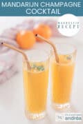 Twee glazen mandarijn mimoxa met gouden rietjes, een tekst bovenin: makkelijk recept, mandarijn champagne cocktail