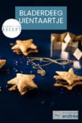 Een blauwe ondergrond met gevulde bladerdeeg kerststerren met ui. Gouden kerstaccesoires eromheen. Een tekst bovenin: makkelijk recept, bladerdeeg uientaartje