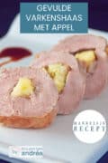 Een deel van een wit bord met schijfjes varkenshaas met appel, pistache en tijm vulling. Bovenin een tekst: makkelijk recept, gevulde varkenshaas met appel