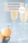 Twee glazen gevuld met sprankelende cocktail rechts. Links een schaaltje met stoofperen. Een tekstoverlay: stoofperen champagne cocktail, cocktails, makkelijk recept.