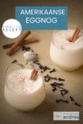 Een gouden ondergrond met twee glazen gevuld met Amerikaanse traditionele eggnog. Kruiden liggen tussen de glazen. Bovenin een tekst: Amerikaanse eggnog maken, makkelijk recept